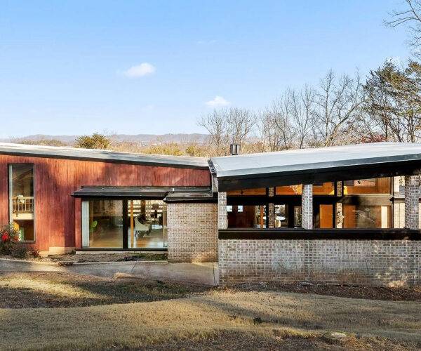 Buyers Flipped for This 1957 Modernist Home in Chattanooga, TN—Here’s Why