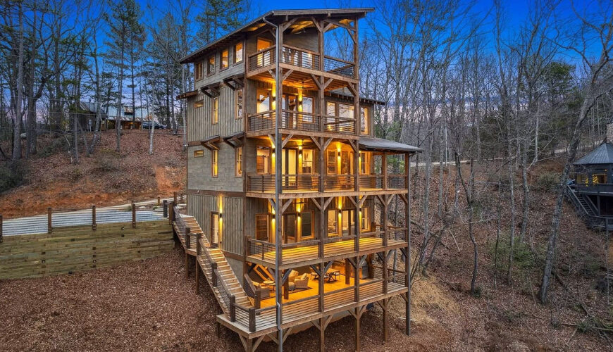 5-Story Mountain Lodge in Georgia Climbs Onto the Market for Nearly $1.5M
