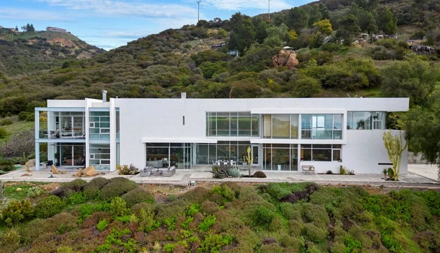 $5.6M Hillside Mansion in Malibu Dazzles With Magnificent Pacific Ocean Views