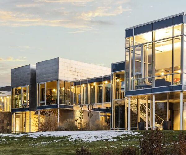 Let the Sunshine In: 5 Gorgeous Glass Houses That Make Full Use of Daylight Saving Time