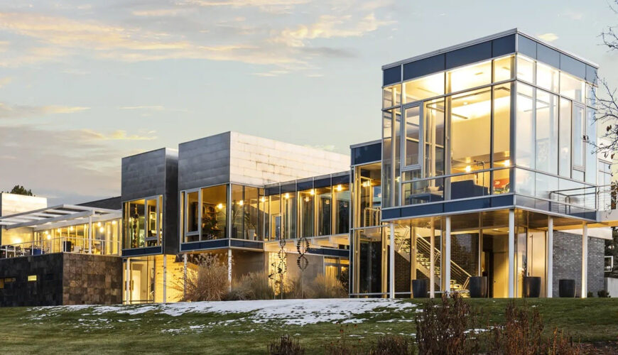 Let the Sunshine In: 5 Gorgeous Glass Houses That Make Full Use of Daylight Saving Time