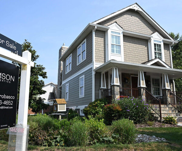 Homebuyers Get Hit With Brutal News: Mortgage Rates Soar Past 7%