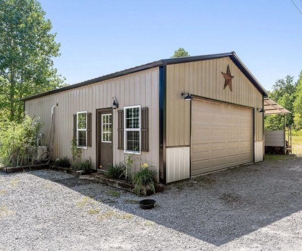Tennessee Garage Billed as a One-Bedroom ‘Bardominium’ Hits the Market for $185K