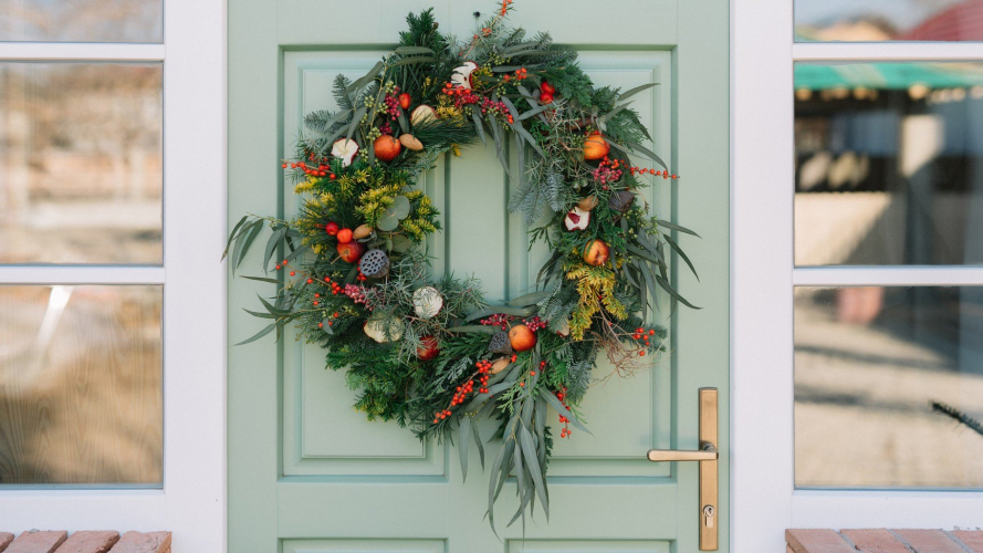 5 Experts on How Much You Should Spend on Holiday Decorations