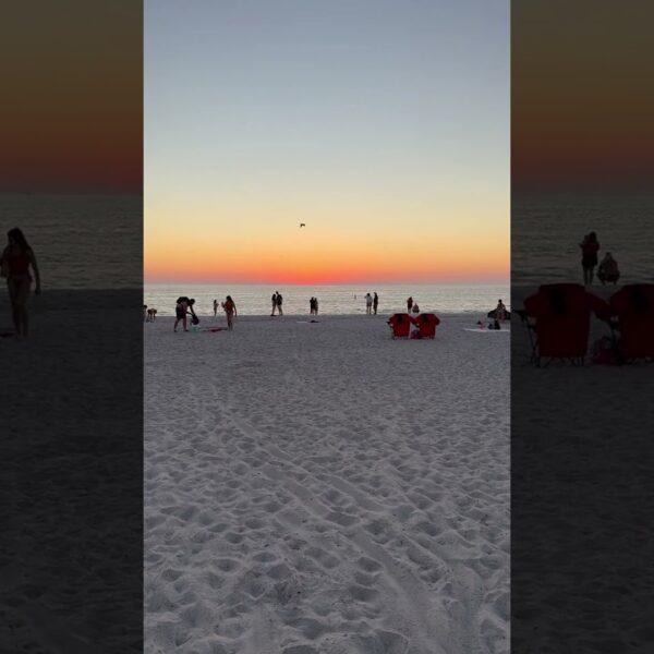 Another beautiful Florida sunset. One of the reasons I Love Florida Living☀️