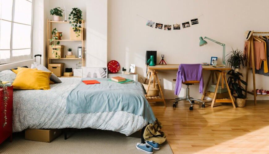 How to Avoid Overspending on Furnishing a College Dorm Room