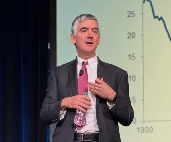 Mortgage Rates to Remain above 7% Through 2027, Economist Forecasts